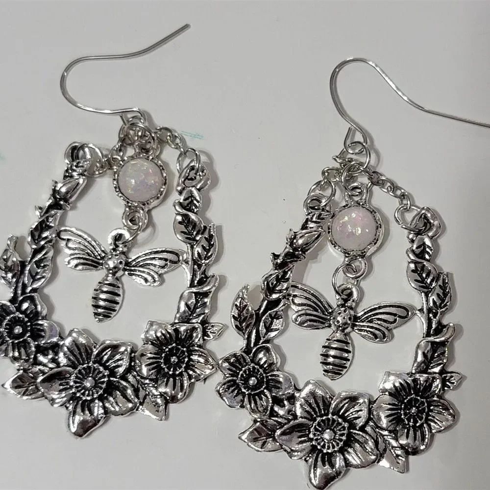 Bees dangle  A1184 - Picture 3 of 4